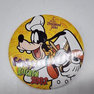 Disneyland Hotel Goofys Kitchen 2002 Pin  Goofy Chef Collectible Button Badge